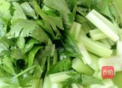 芹菜炒胡萝卜的做法图解1