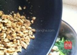 核桃海蜇拌菠菜的做法图解7