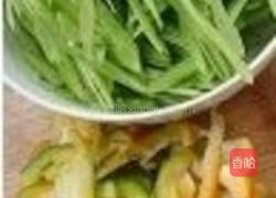 扁豆炒肉丝的做法图解1