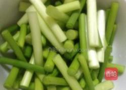 瘦肉炒蒜薹的做法图解2