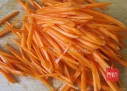 绿豆芽炒红萝卜丝的做法图解2