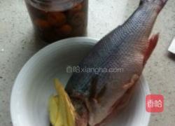 酸梅蒸鲈鱼的做法图解1