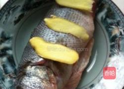 酸梅蒸鲈鱼的做法图解3