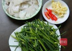 墨鱼炒韭菜花的做法图解1