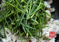 墨鱼炒韭菜花的做法图解4