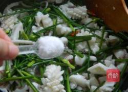 墨鱼炒韭菜花的做法图解5