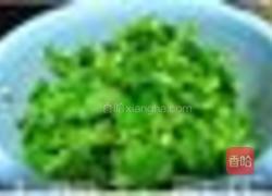 鲜益母草煎鸡蛋的做法图解1