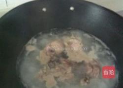 清甜玉米胡萝卜煲猪骨汤的做法图解1