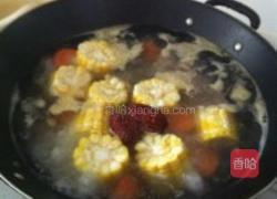 清甜玉米胡萝卜煲猪骨汤的做法图解3