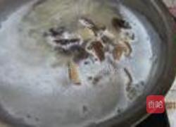 鸡蛋包菜面的做法图解2