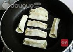 荠菜猪肉锅贴的做法图解11