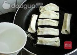 荠菜猪肉锅贴的做法图解12