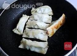 荠菜猪肉锅贴的做法图解15