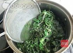 荠菜猪肉锅贴的做法图解2