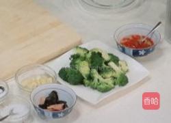 上汤皮蛋西兰花的做法图解1