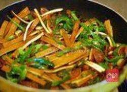 辣椒香干炒香肠的做法图解3