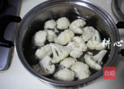 菜花虾米排骨汤的做法图解2