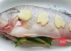 清蒸鲈鱼的做法图解1