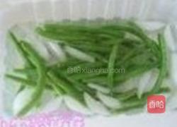 四季豆煸腊肠的做法图解3