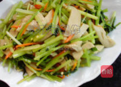 药芹炒面筋的做法图解5