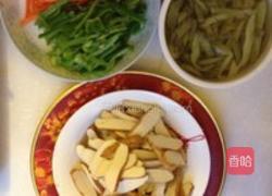 青椒榨菜炒干子的做法图解1