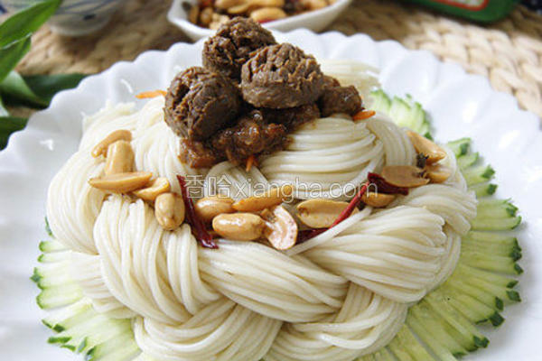 牛肉丸辫子蛋糕炸酱面