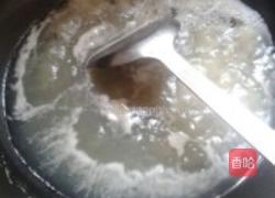 皮蛋丝瓜汤的做法图解1