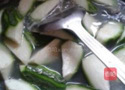 皮蛋丝瓜汤的做法图解2