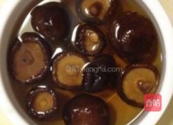 淮山香菇炖鸽子的做法图解2