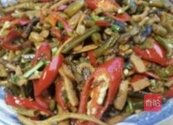 香辣酸豆角炒墨鱼的做法图解4