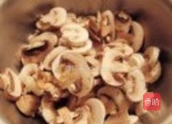 蘑菇蟹肉浓汤的做法图解2