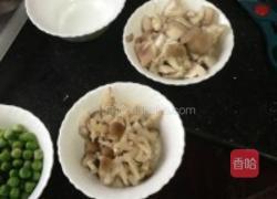 青豆菌菇鲜虾汤的做法图解2