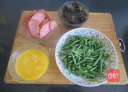 红肠鸡蛋炒蒜薹的做法图解1