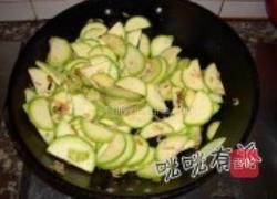 虾米皮炒角瓜的做法图解4