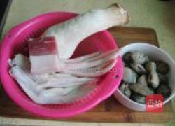 鸭掌杏鲍菇蛤蜊汤的做法图解1