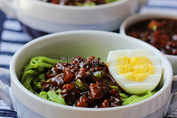 菠菜杂酱面