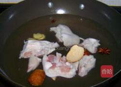 玉米黄豆蹄花汤的做法图解1