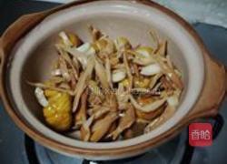 黄花菜栗子粉丝煲的做法图解11