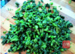 雪菜炒蚕豆的做法图解1