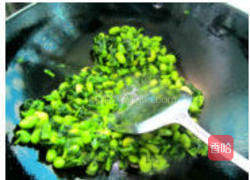 雪菜炒蚕豆的做法图解4