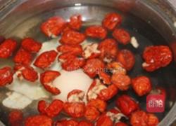 当归首乌红枣汤的做法图解1