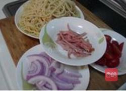 黑胡椒番茄培根炒意面的做法图解2