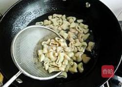 泡椒肥肠的做法图解1