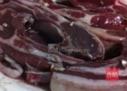 香煎小羊排伴红酒蘑菇汁的做法图解1
