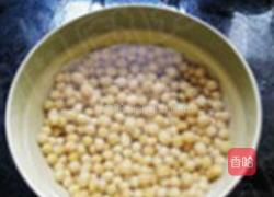 番茄黄豆猪皮汤的做法图解2
