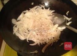 洋葱羊肉炒面的做法图解2