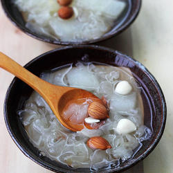 杏仁雪梨银耳汤的做法[图]