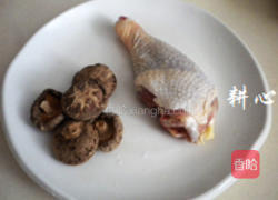 香菇丝炒鸡腿肉的做法图解1