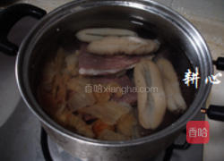 海参花胶火腿汤的做法图解3