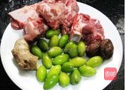 青橄榄猪骨汤的做法图解1